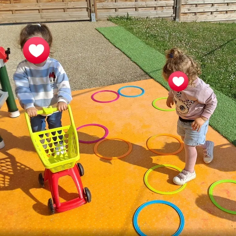 Enfant en train de jouer en extérieur