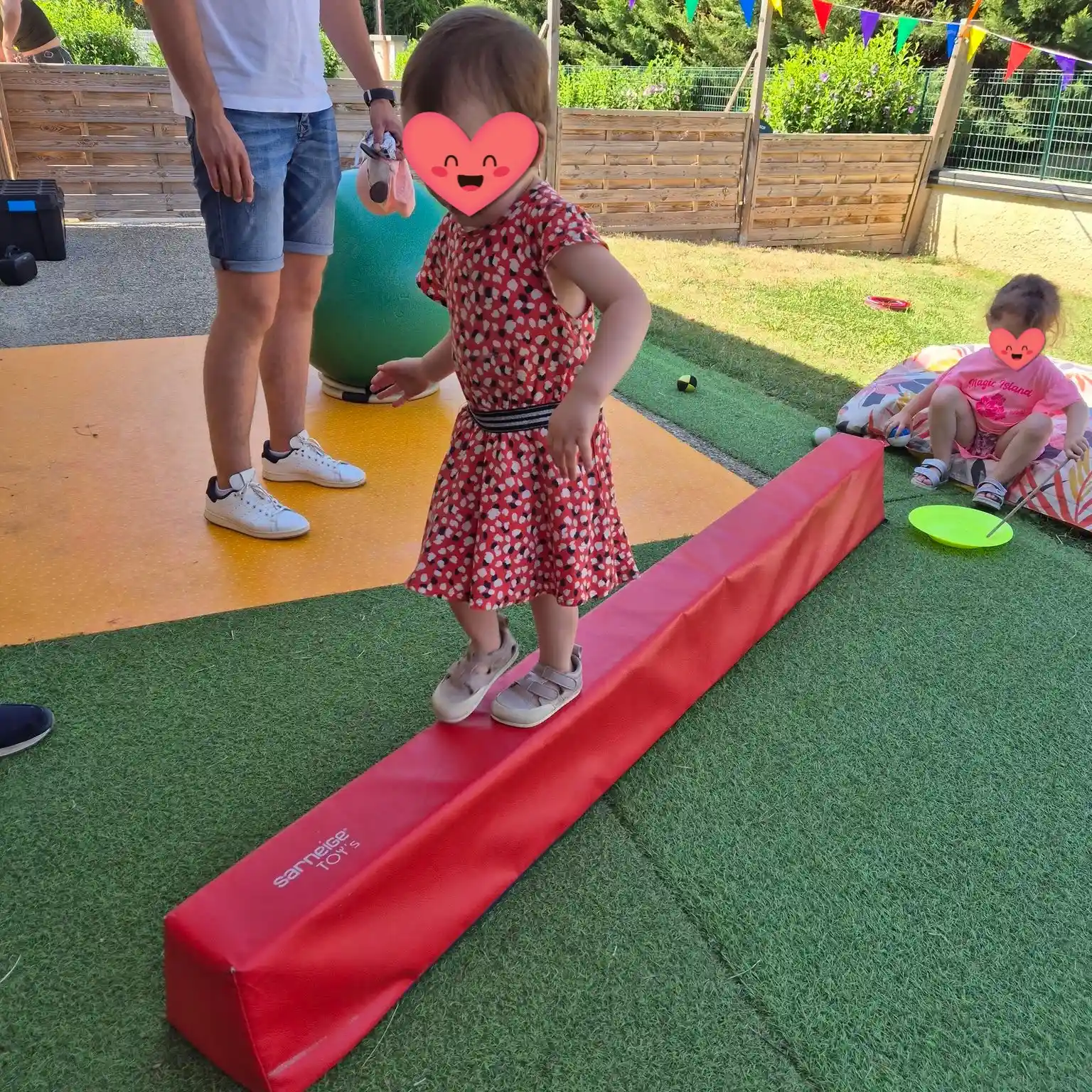 Une petite fille joue à l’intérieur