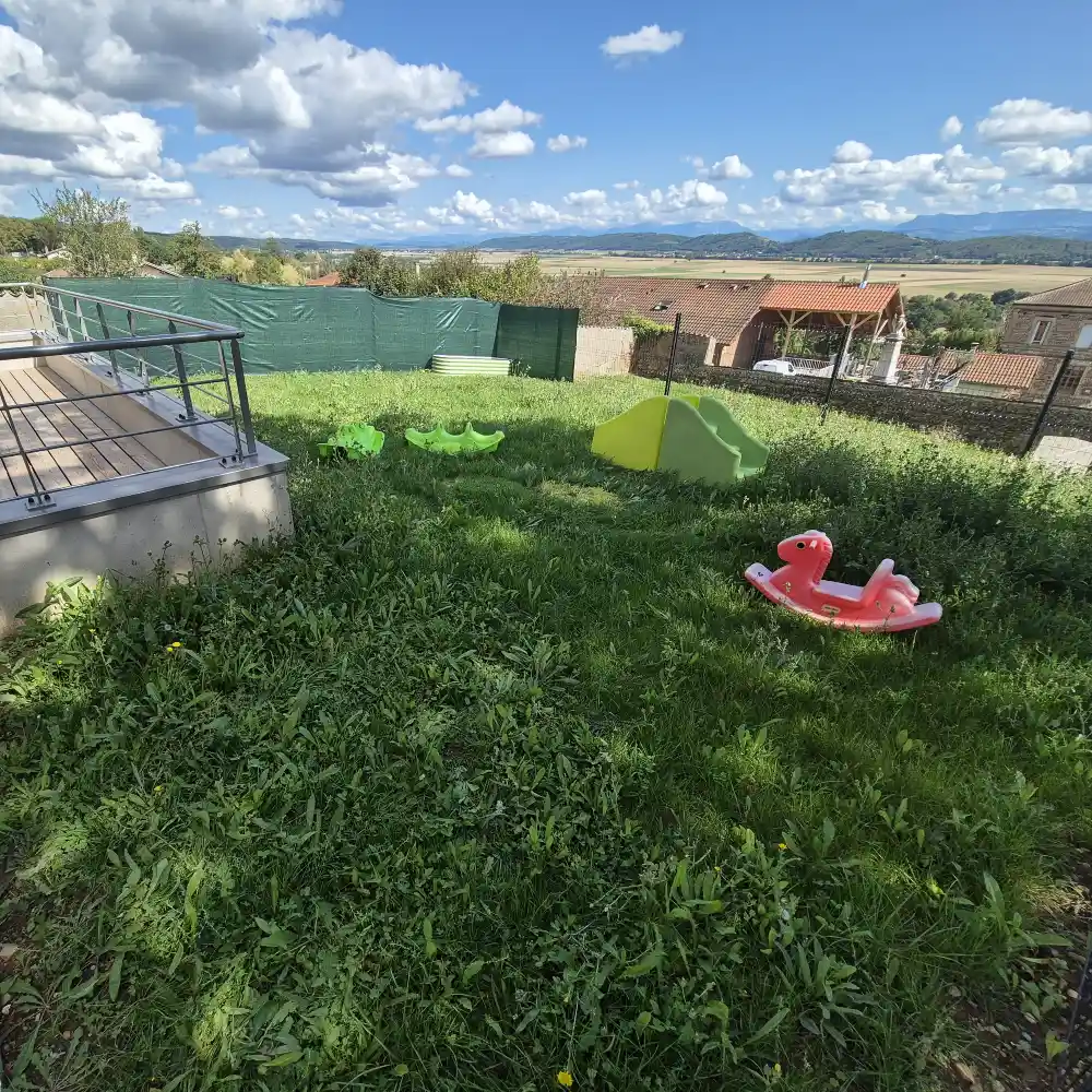 Le jardin de la crèche avec espaces de jeu
