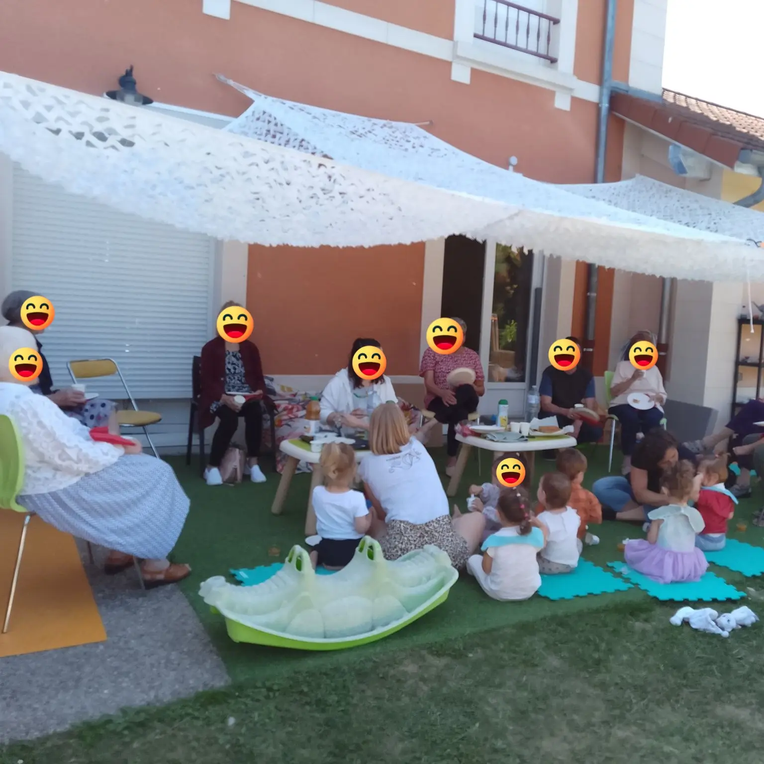 Réunion parent-enfant à la crèche